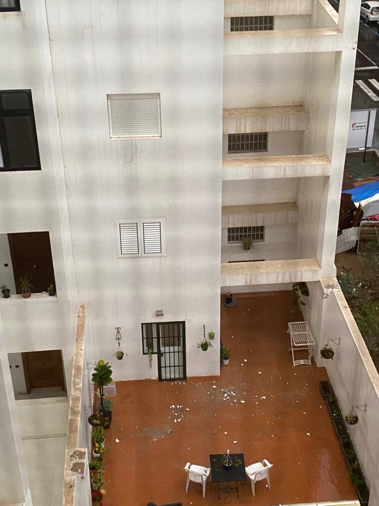 Desprendimiento de una columna en el patio de un edificio