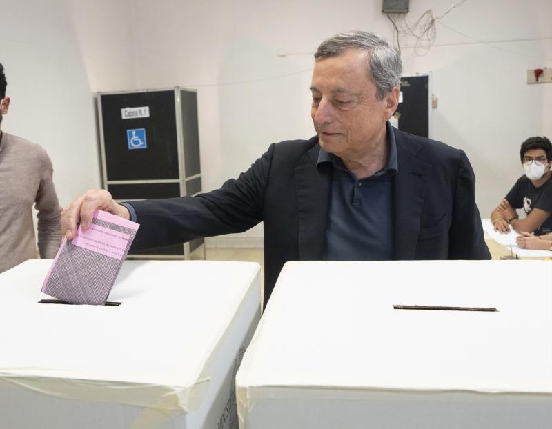 Draghi acudió ayer a un colegio de Roma para depositar su voto. 