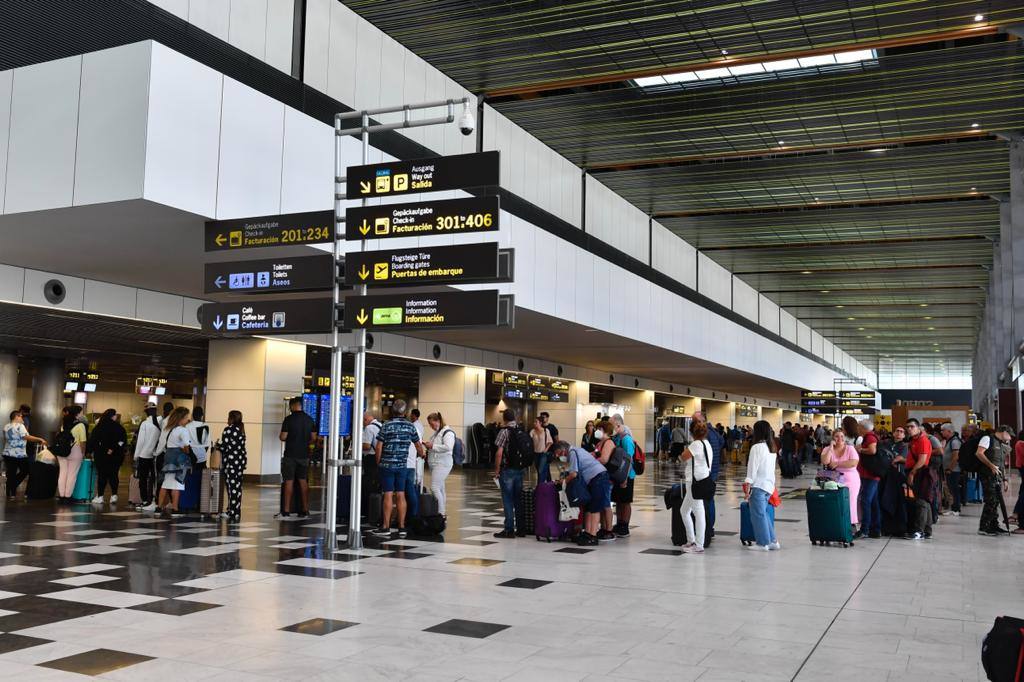 Fotos: Retrasos y cancelaciones en el aeropuerto de Gran Canaria por el paso de &#039;Hermine&#039;