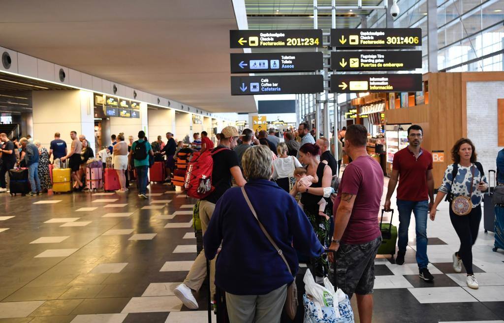 Fotos: Retrasos y cancelaciones en el aeropuerto de Gran Canaria por el paso de &#039;Hermine&#039;
