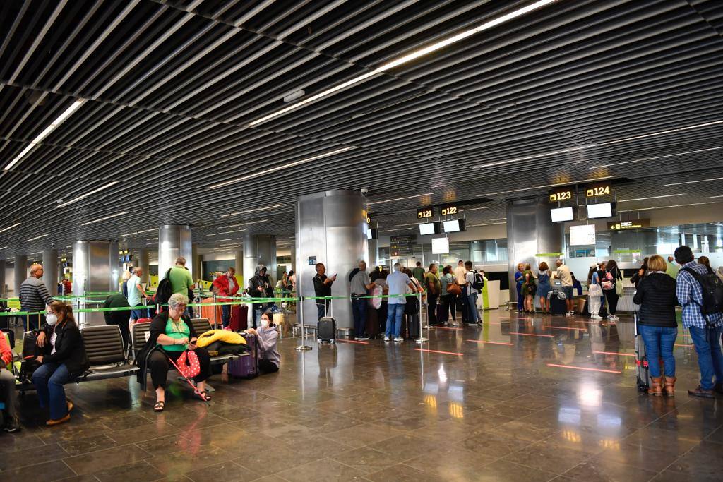 Fotos: Retrasos y cancelaciones en el aeropuerto de Gran Canaria por el paso de &#039;Hermine&#039;