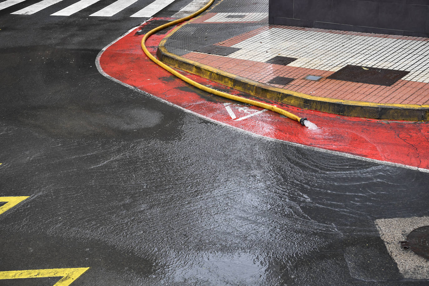 Achicando agua de una vivienda en la calle Churruca de la capital grancanaria este fin de semana. 
