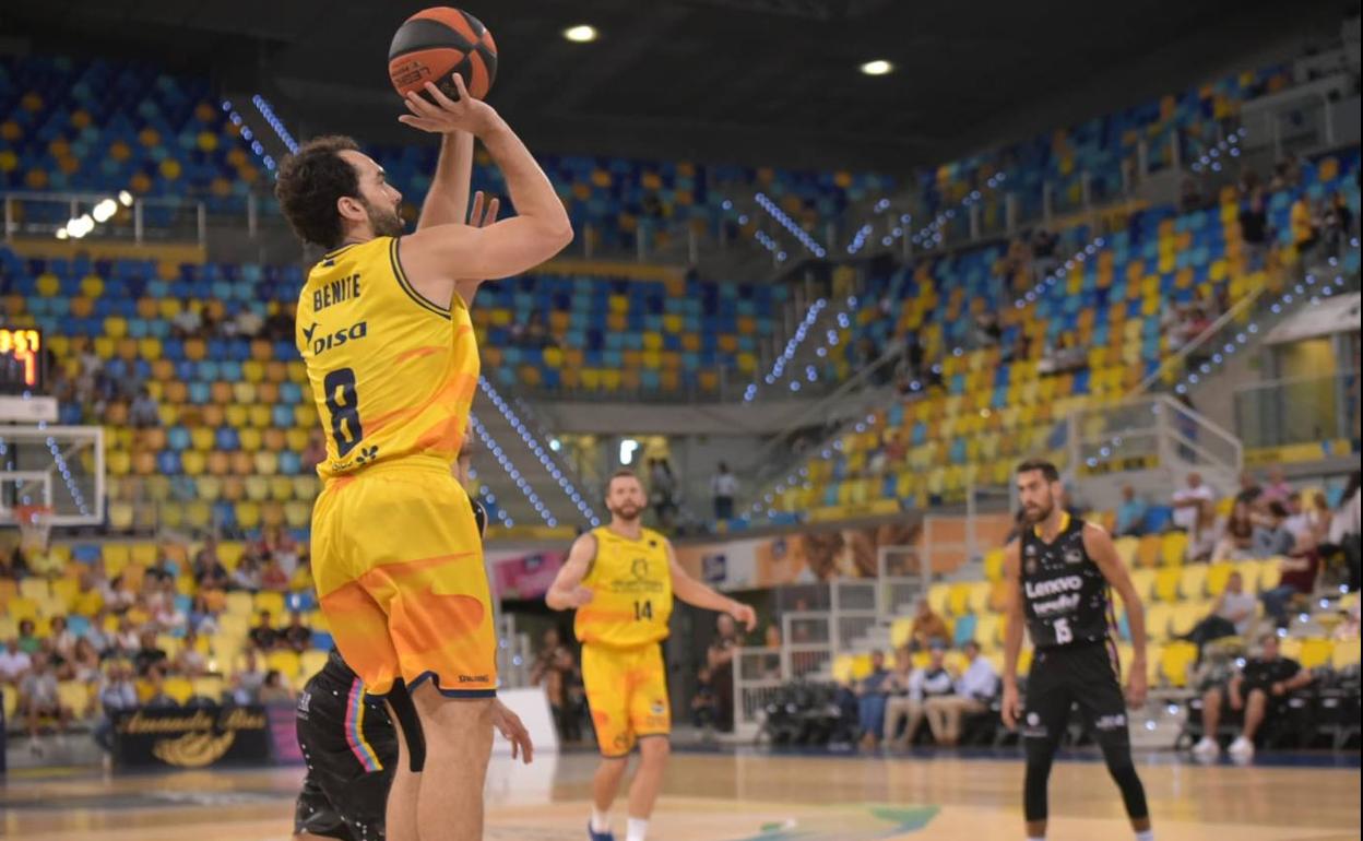 El exterior internacional brasileño Vitor Benite lanza a canasta durante el duelo entre el Club Baloncesto Gran Canaria y el Lenovo Tenerife. 
