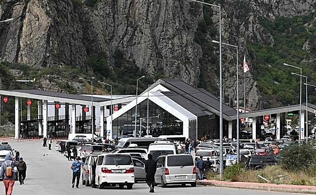 Filas de coches en la frontera de Rusia con Georgia, otro de los puntos del éxodo ruso 