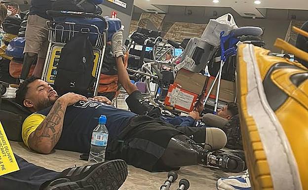 Los jugadores del BSR Econy Gran Canaria, a la espera de que se aclarara si se cancelaba o no el vuelo. 