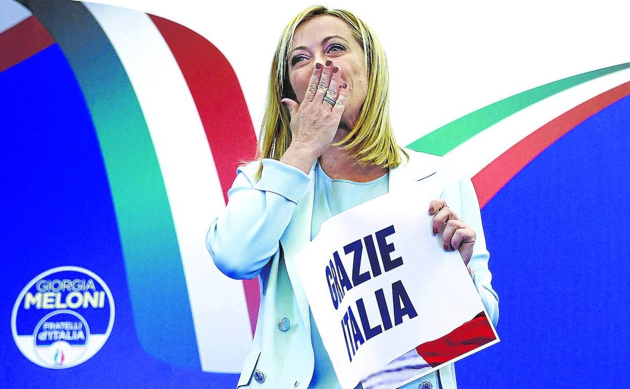 Georgia Meloni, líder de Hermanos de Italia, agradece a sus votantes su victoria electoral. 