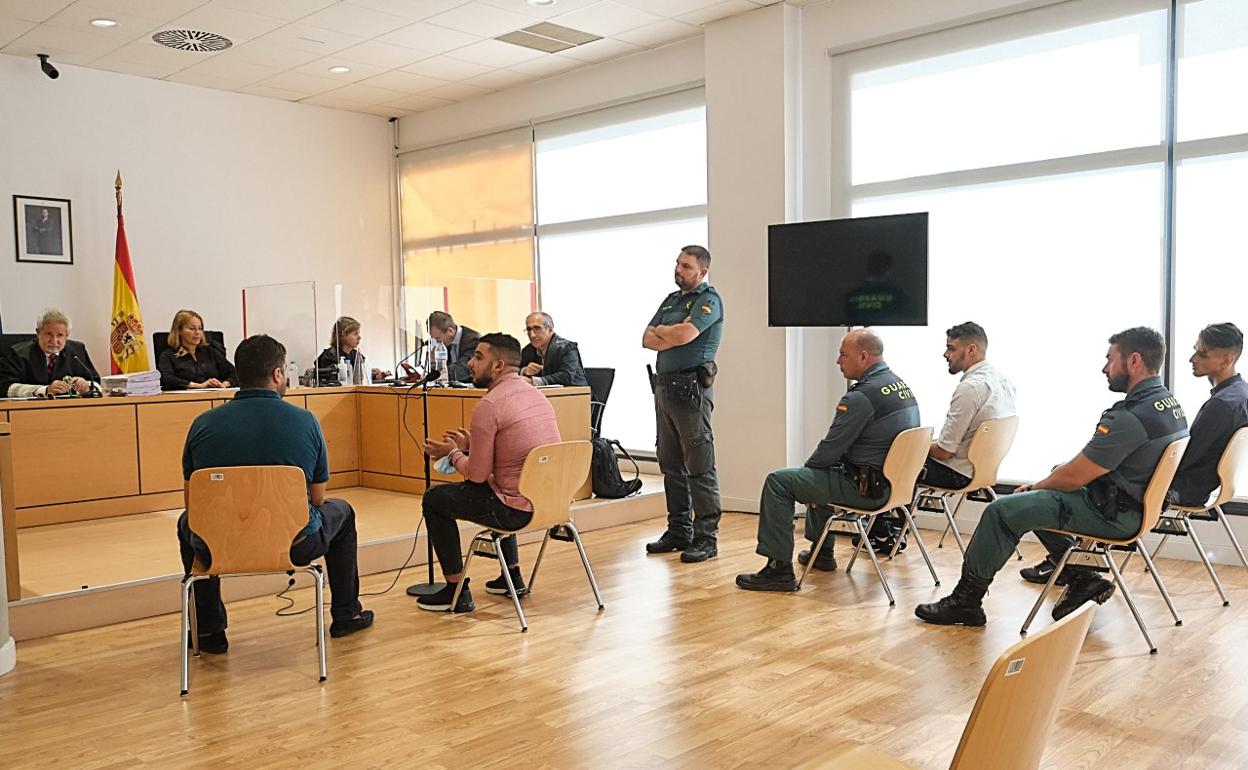 Abdessamad Koubaa contesta en presencia de los otros dos acusados, todos custodiados por la Guardia Civil, durante el juicio de la Audiencia Provincial. 