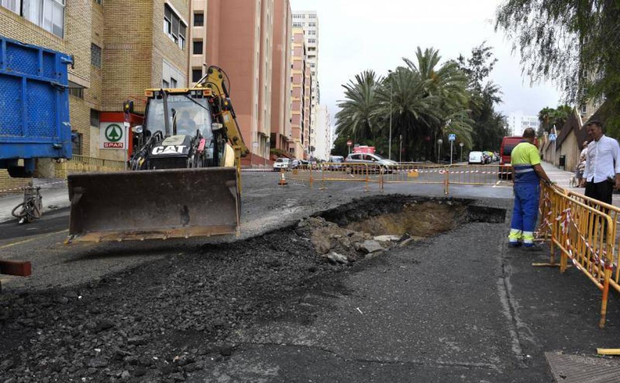 Socavón en la calle Luis Benítez Inglott causado por las fuertes lluvias de Hermine. 