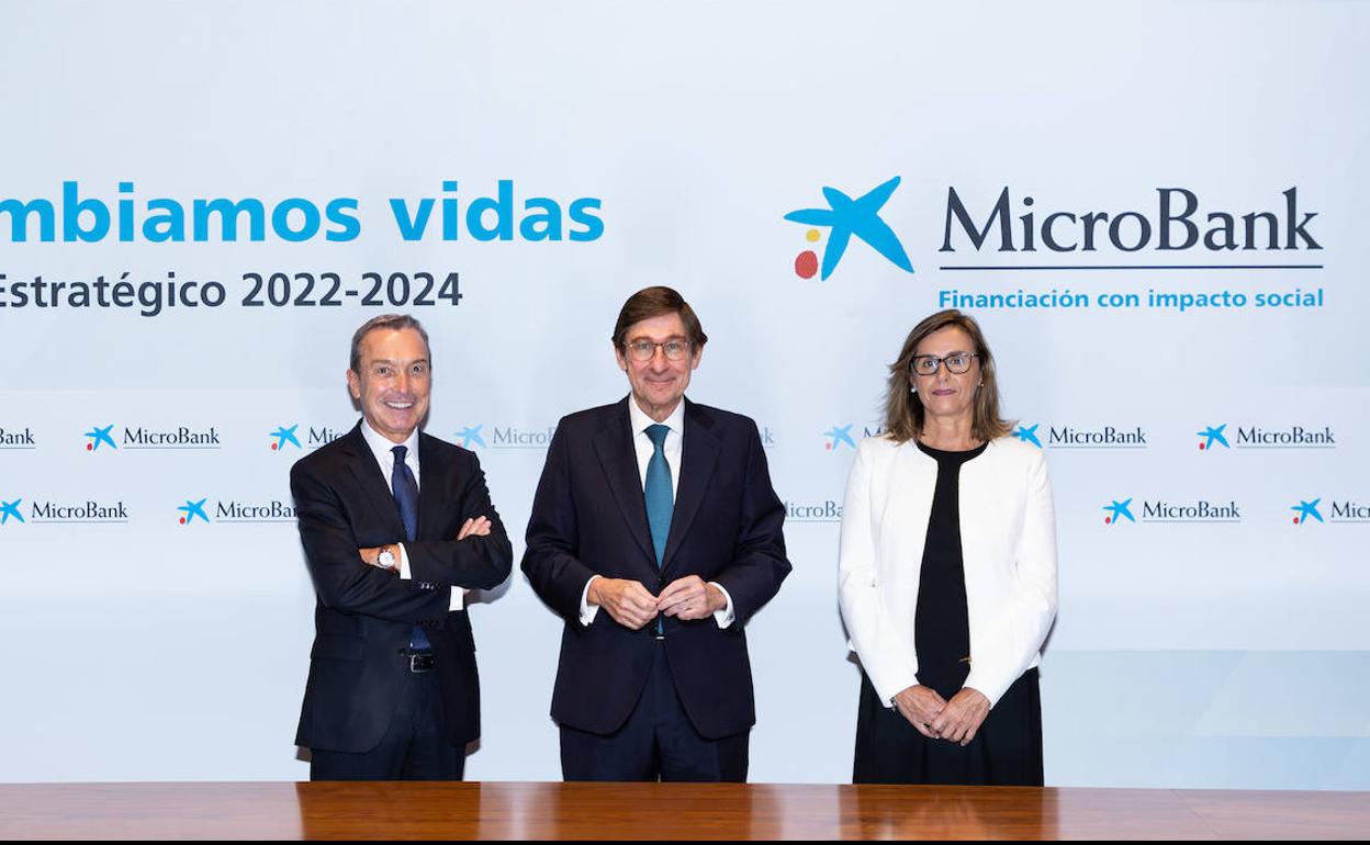 Juan Carlos Gallego, presidente de MicroBank; José Ignacio Goirigolzarri, presidente de CaixaBank; y Cristina González Viu, directora general de MicroBank. 