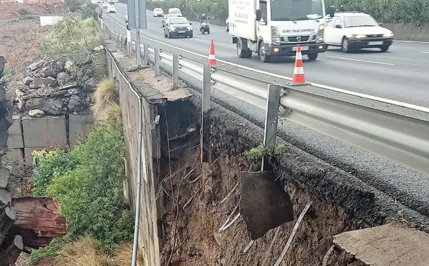 Largas retenciones en la GC-1 por el muro de contención caído en Telde