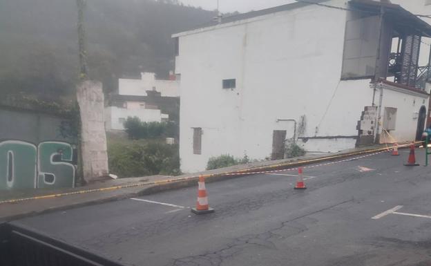 Imagen del solar cuyo muro cayó esta madrugada por las lluvias en Santa Flora, Arucas