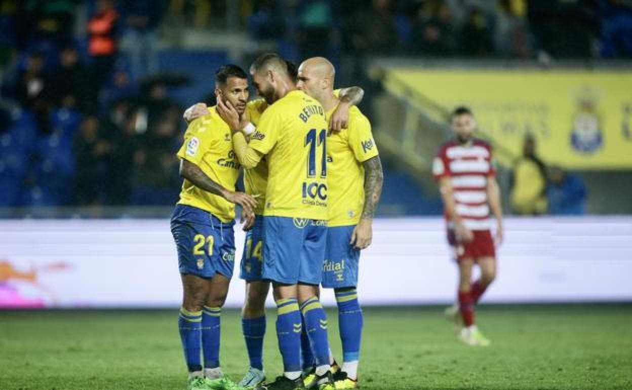 Jonathan Viera, pletórico, junto a Benito, Sandro y Lemos, en el momento del penalti.