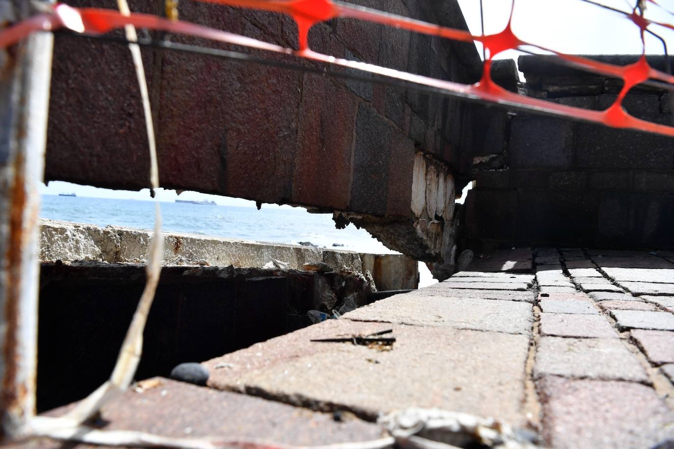 Un muro del paseo ha cedido hacia el mar. 