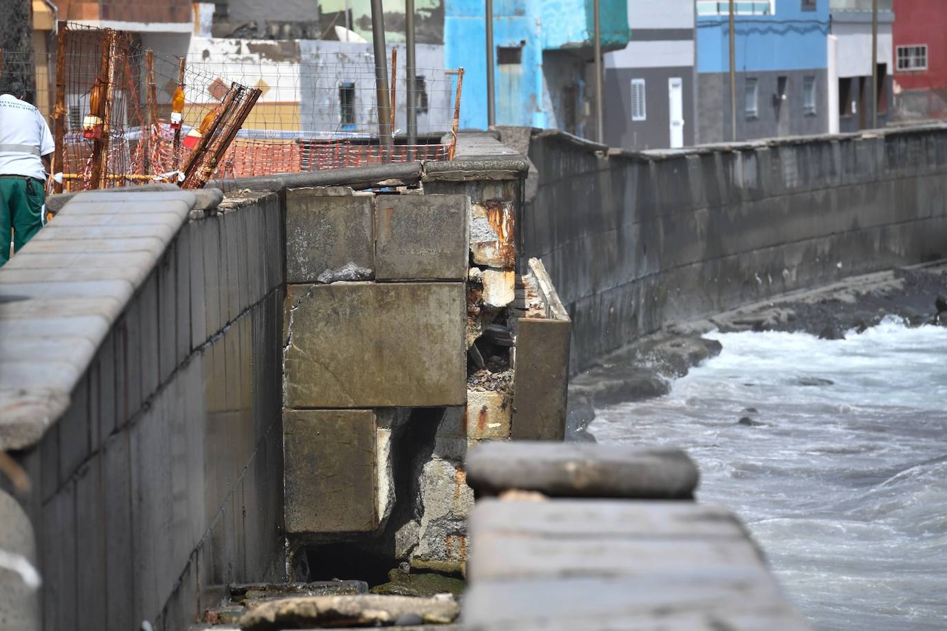 Un muro del paseo ha cedido hacia el mar. 