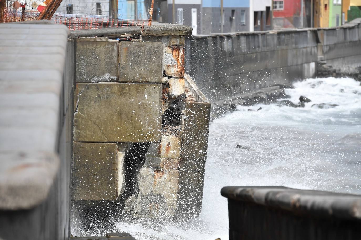 Un muro del paseo ha cedido hacia el mar. 