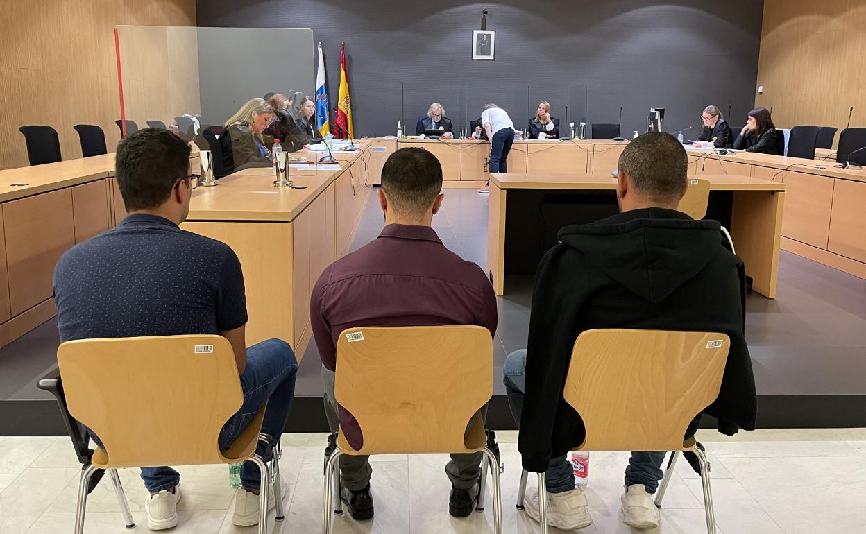 En la imagen, los tres acusados durante la vista oral. 
