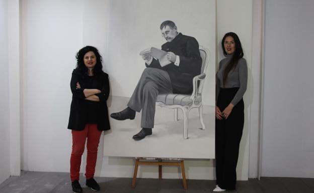 La directora del centro museístico, Victoria Galván, recibe la obra de la joven artista moyense María Suárez Alemán. 