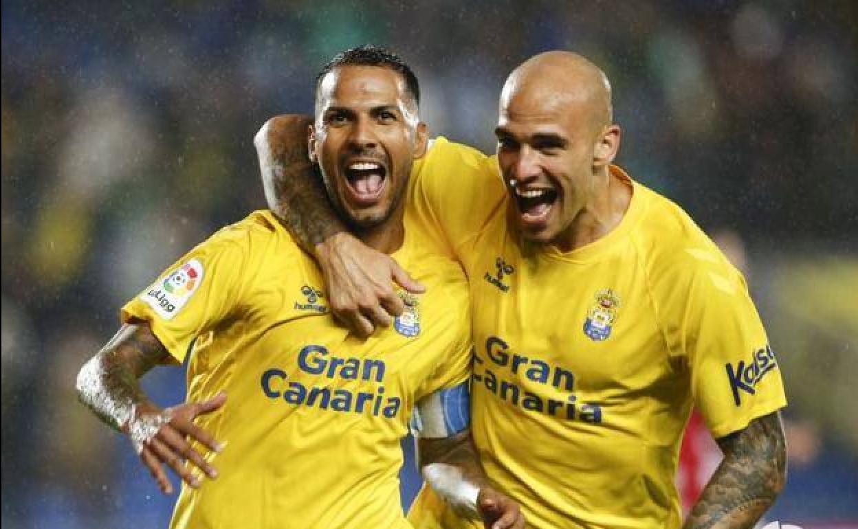 Jonathan Viera, pletórico, celebrando su gol ante el Granada junto a Sandro. 