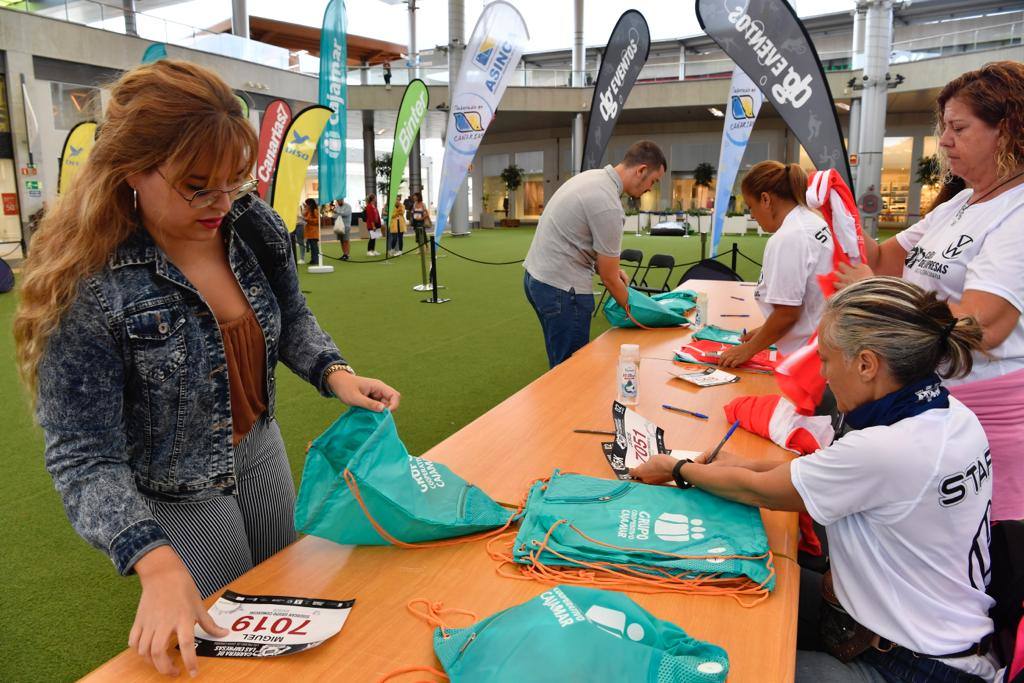 Entrega de dorsales en el Centro Comercial Alisios, este juevs