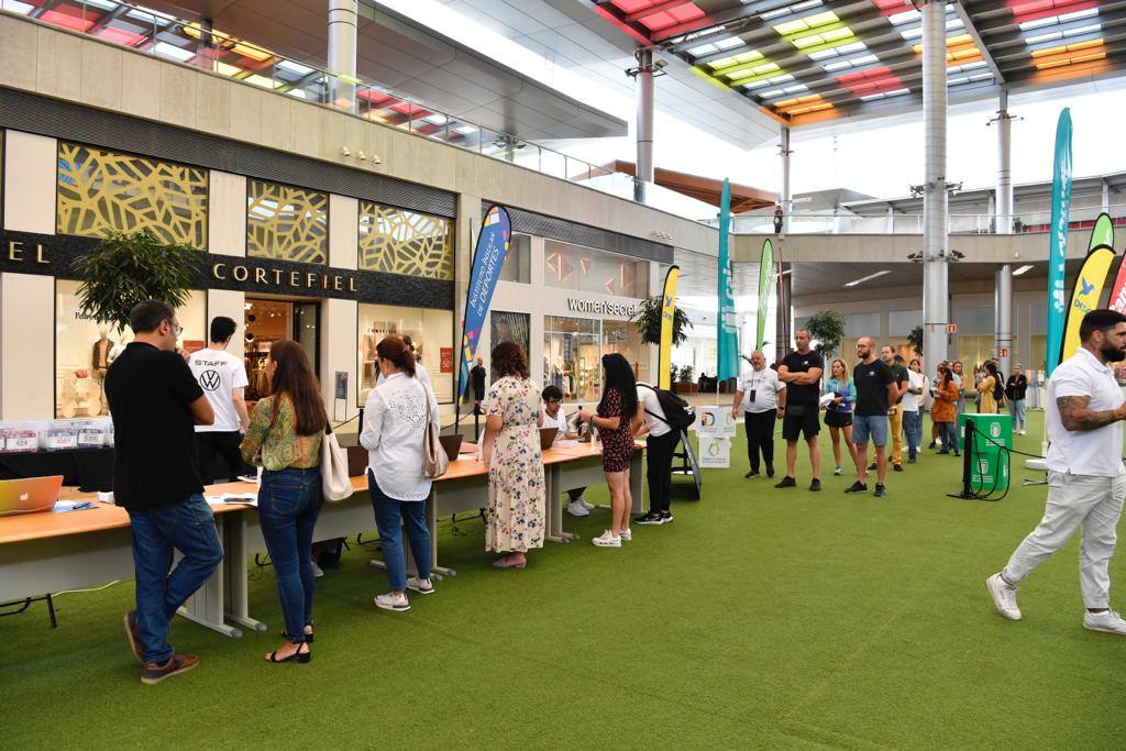 Entrega de dorsales en el Centro Comercial Alisios, este juevs