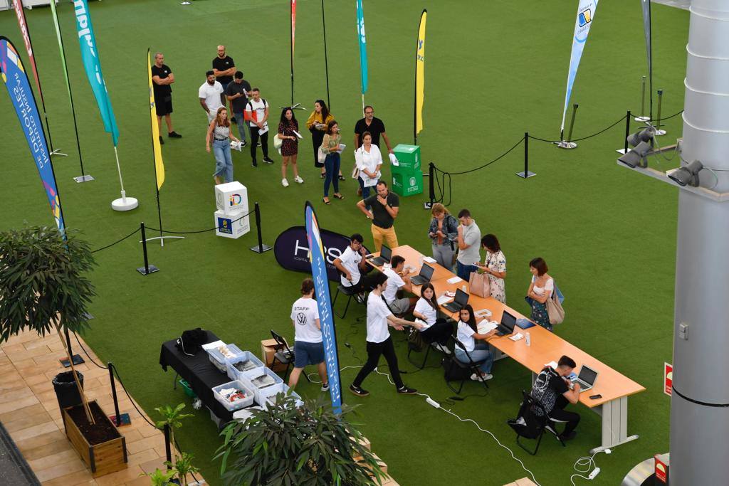 Entrega de dorsales en el Centro Comercial Alisios, este juevs