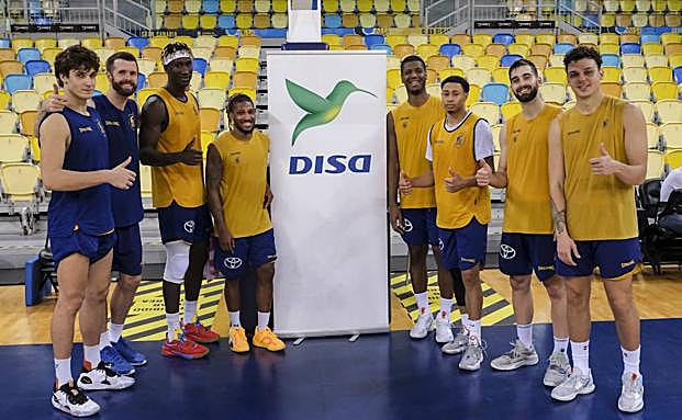 De izquierda a derecha: López de la Torre, Shurna, Diop, Albicy, Inglis, Slaughter, Kljajic y Mutaf posan durante la atención a los medios. 