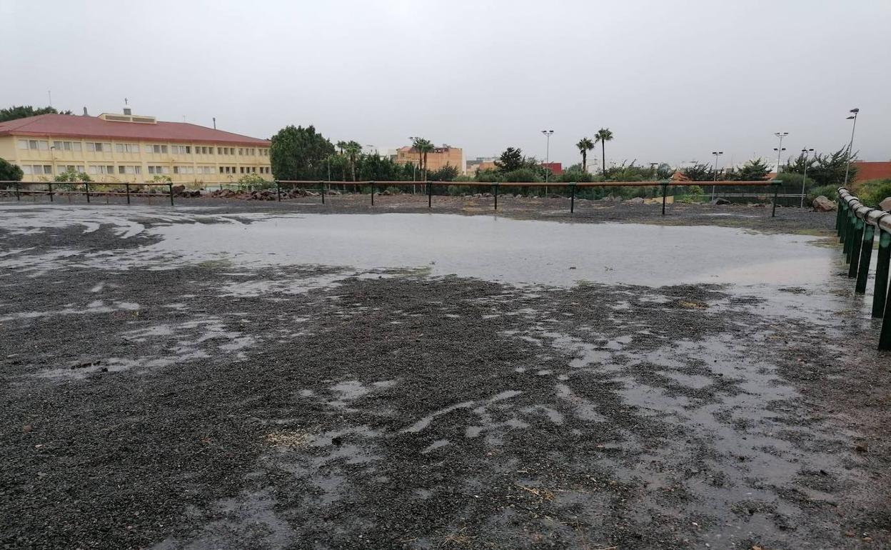 Vista del estado en que Hermine dejó la explanada donde iba a situarse la mayor parte del público que iba a ir al concierto. 