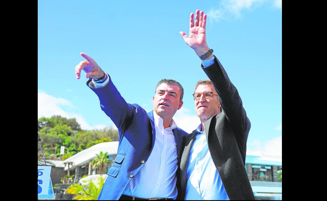 Manuel Domínguez, junto a Alberto Núñez Feijóo. 