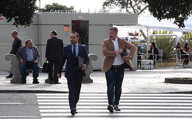 Rayco Rubén González acude a los juzgados junto a su abogado Rachid Mohamed Hammu. 