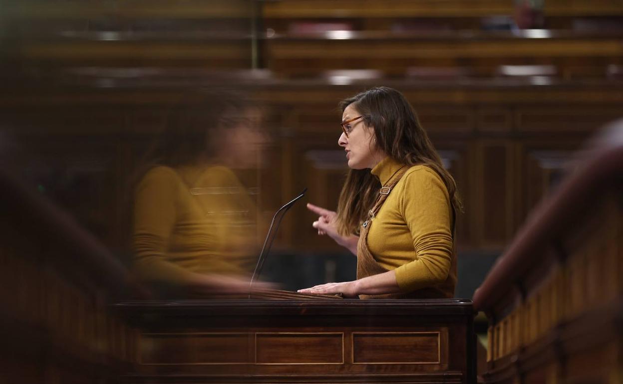 La diputada de la CUP Mireia Vehí defiende la enmienda a la totalidad al texto del PSOE. 