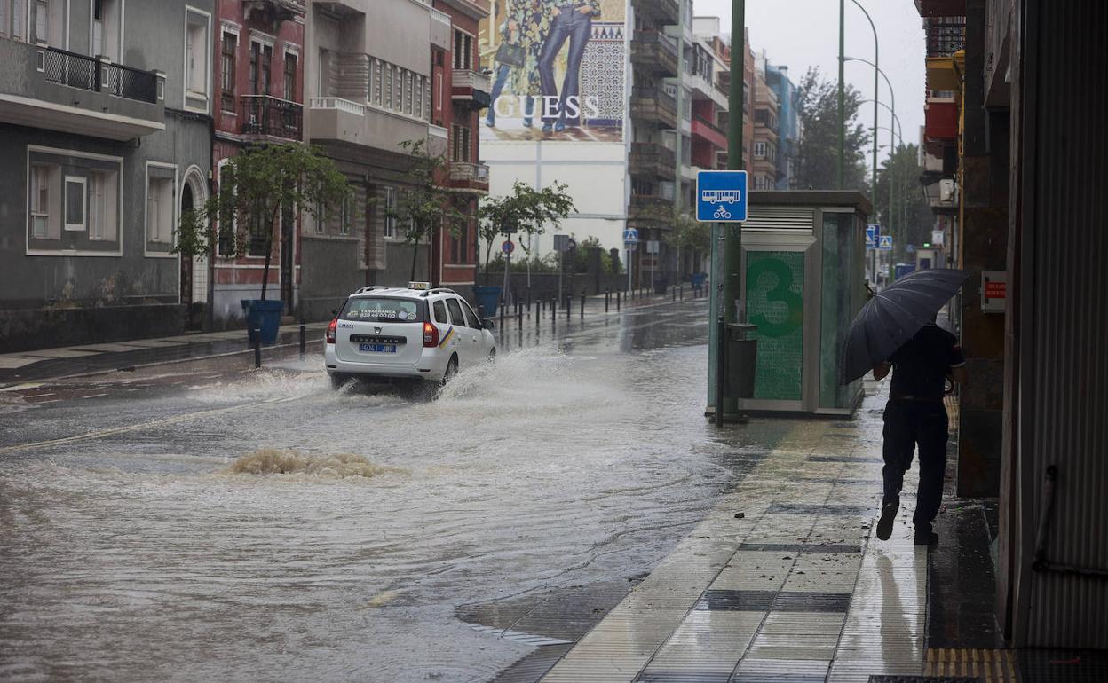 Un taxi circula por la Avenida Primero de Mayo durante las últimas lluvias. 