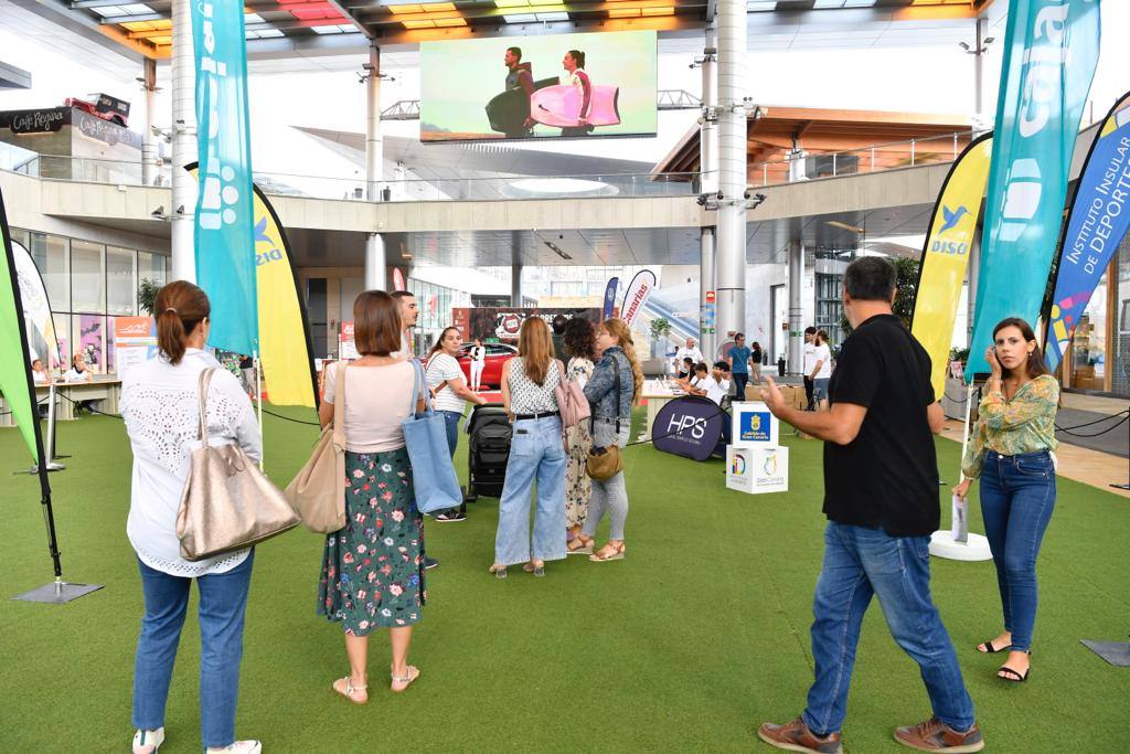 Entrega de dorsales en el Centro Comercial Alisios, este juevs