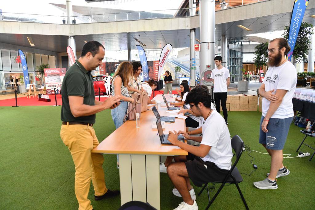 Entrega de dorsales en el Centro Comercial Alisios, este juevs