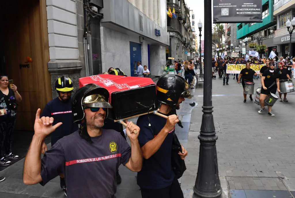 Los bomberos denuncian sus carencias en las calles capitalinas este viernes. 