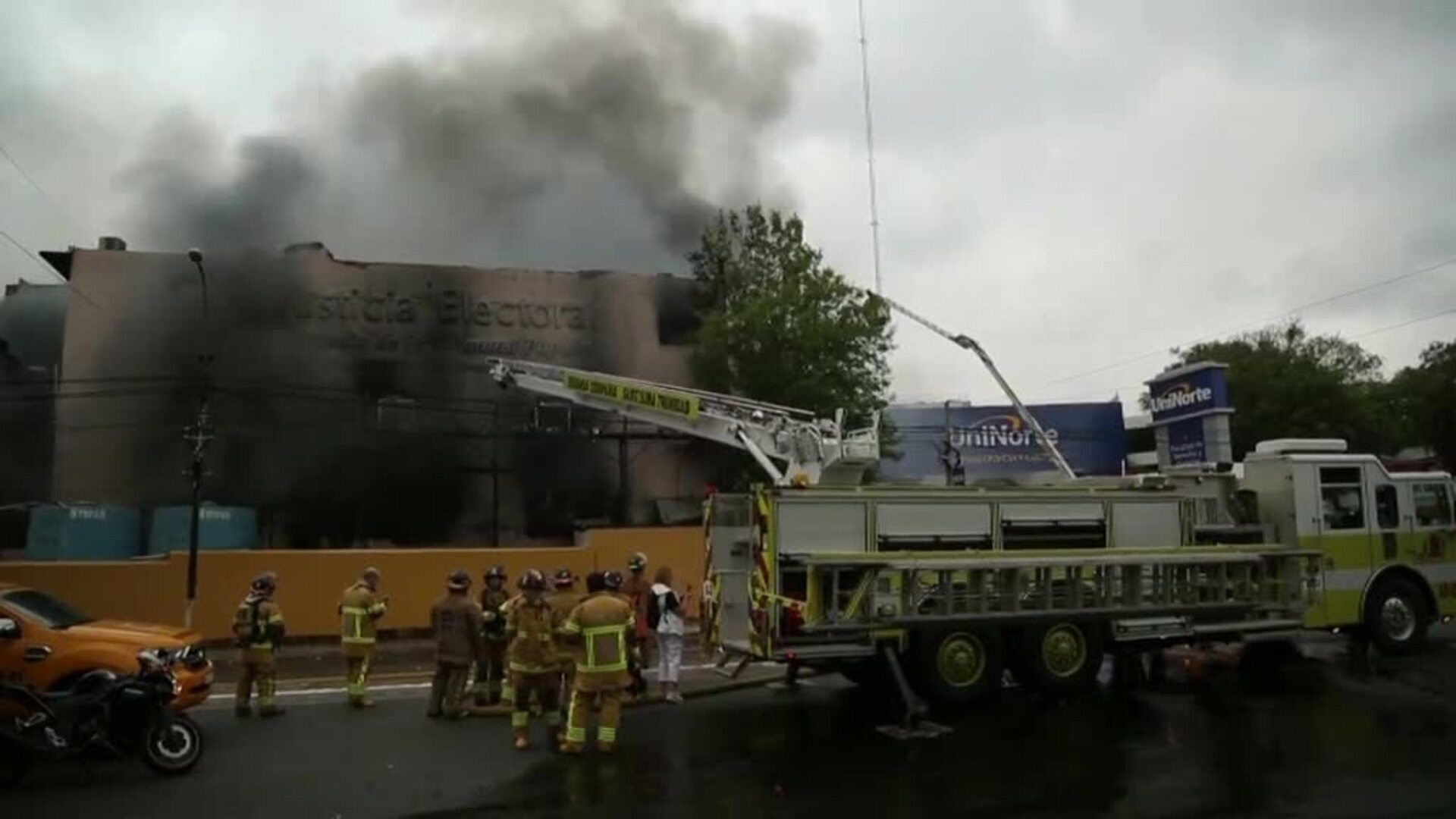 Un gran incendio arrasa con la sede electoral en Paraguay