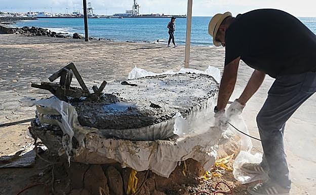 Ali Soltani, con su obra en Los Pozos, para cuya elaboración ha contado con la colaboración de Avanfuer. 