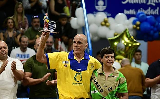 Loreto IV, emocionado, recoge uno de los numerosos recuerdos que le dieron en su gran día. 