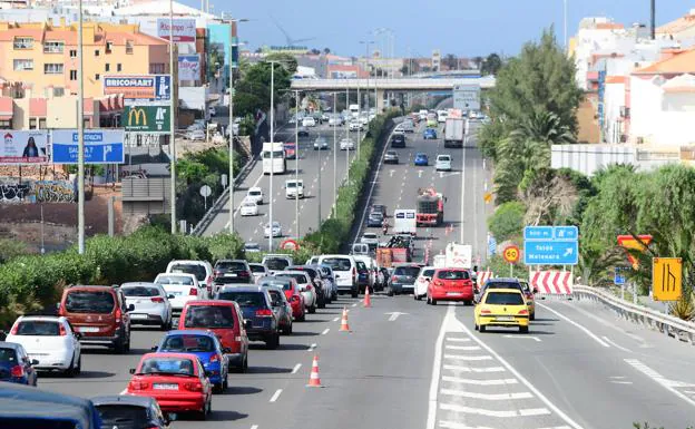 En cuanto se deja atrás el carril cerrado, el tráfico en la carretera se alivia. 