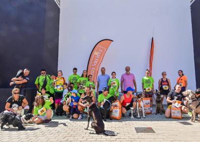 Imagen secundaria 1 - Éxito de la carrera solidaria con perros de Santa Lucía deTirajana