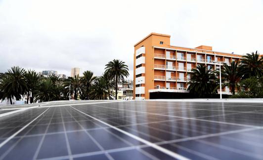 Paneles solares en el aparcamiento de las oficinsa municipales. 