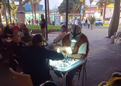 Imagen secundaria 1 - Una partida a la luz del móvil
