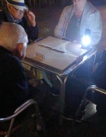 Imagen secundaria 2 - Una partida a la luz del móvil