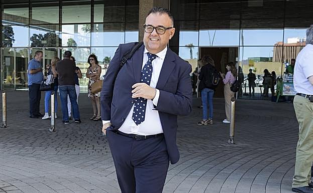 Conrado Domínguez, el pasado jueves, al salir de la Ciudad de la Justicia. 