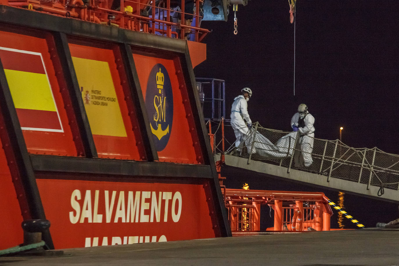 Imagen del momento en el que el buque de Salvamento Marítimo traslada al puerto de Las Palmas de Gran Canaria los cuatro cadáveres.