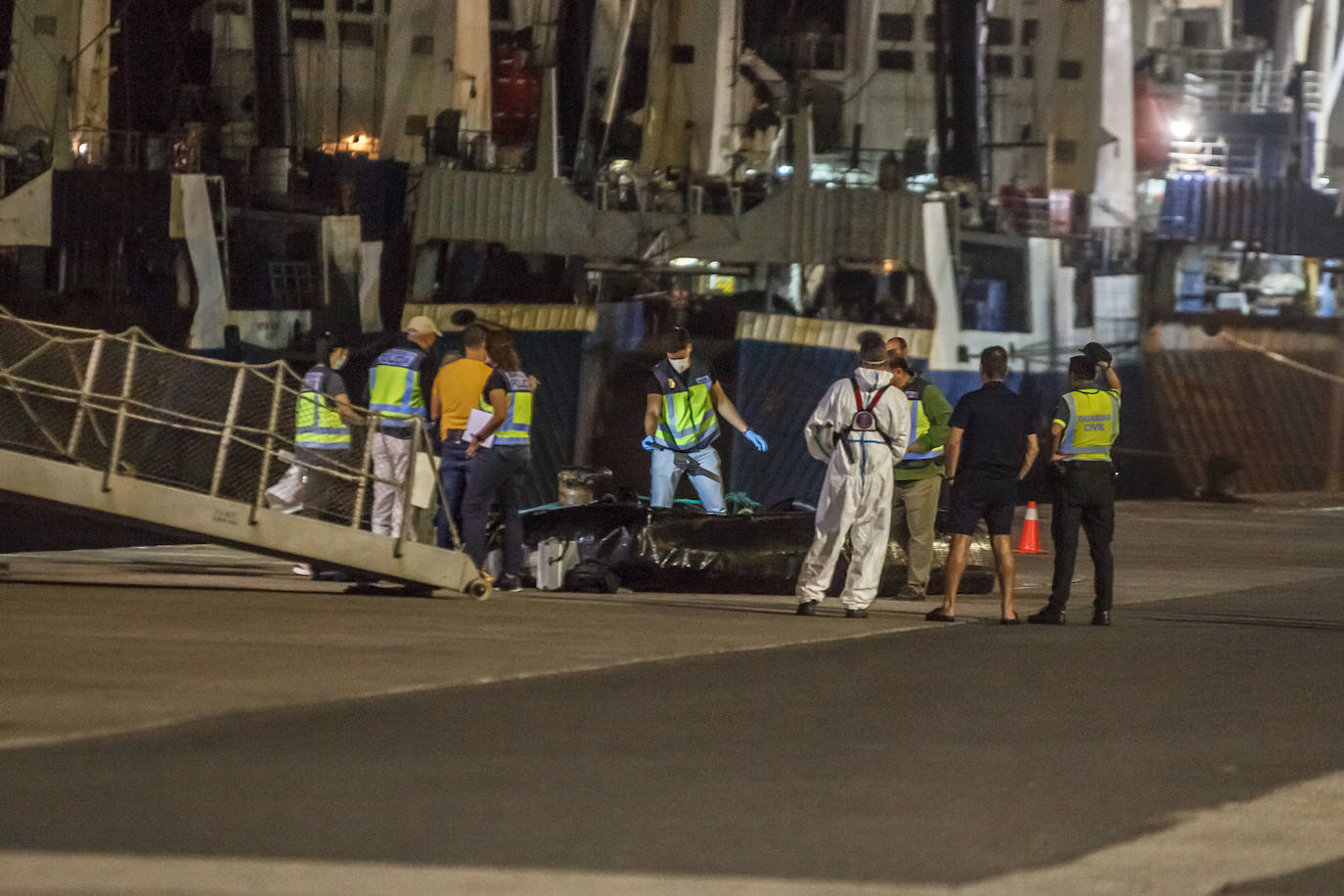 Imagen del momento en el que el buque de Salvamento Marítimo traslada al puerto de Las Palmas de Gran Canaria los cuatro cadáveres.