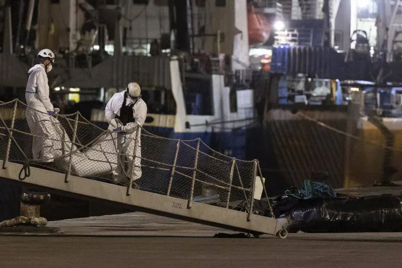 Imagen del momento en el que el buque de Salvamento Marítimo traslada al puerto de Las Palmas de Gran Canaria los cuatro cadáveres. 