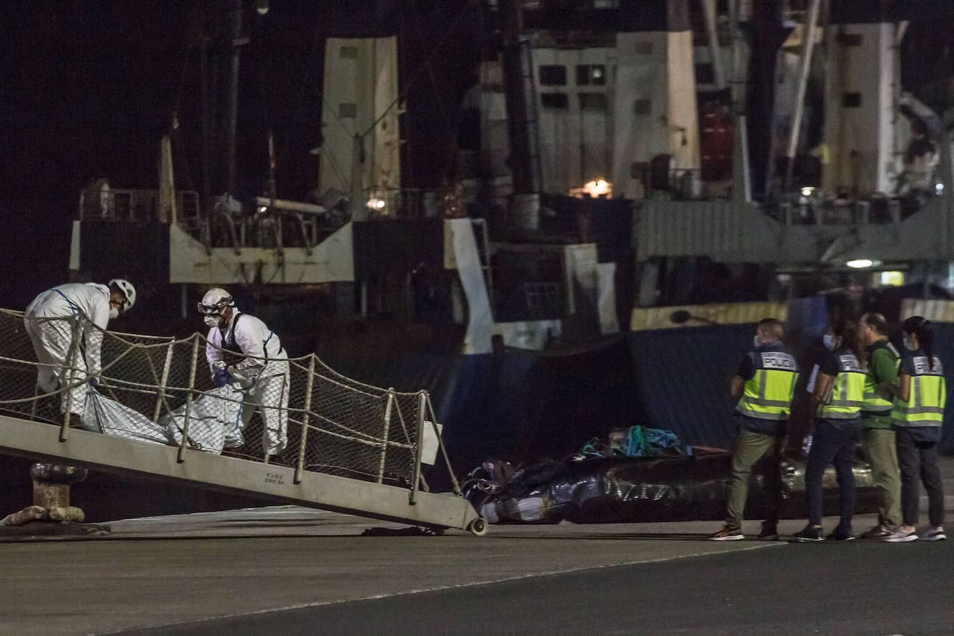 Imagen del momento en el que el buque de Salvamento Marítimo traslada al puerto de Las Palmas de Gran Canaria los cuatro cadáveres.