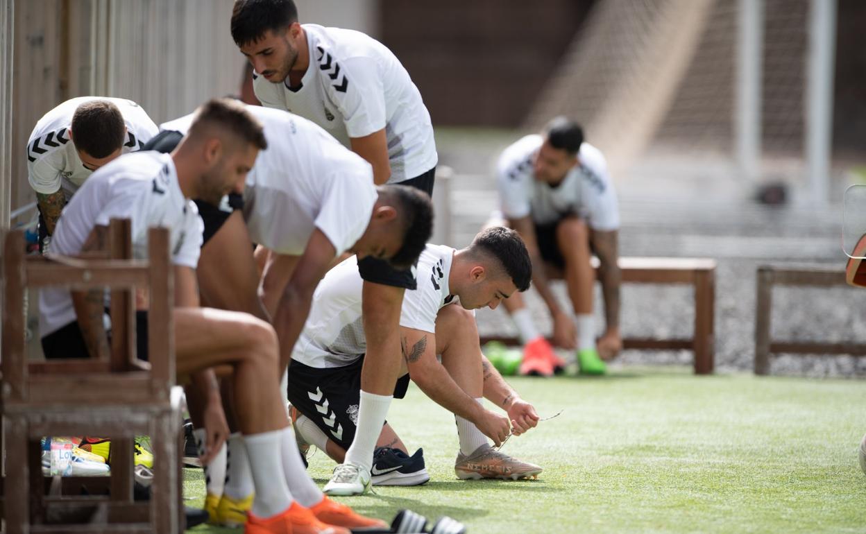 La plantilla de la Unión Deportiva volvió al trabajo ayer en la Ciudad Deportiva de Barranco Seco. 