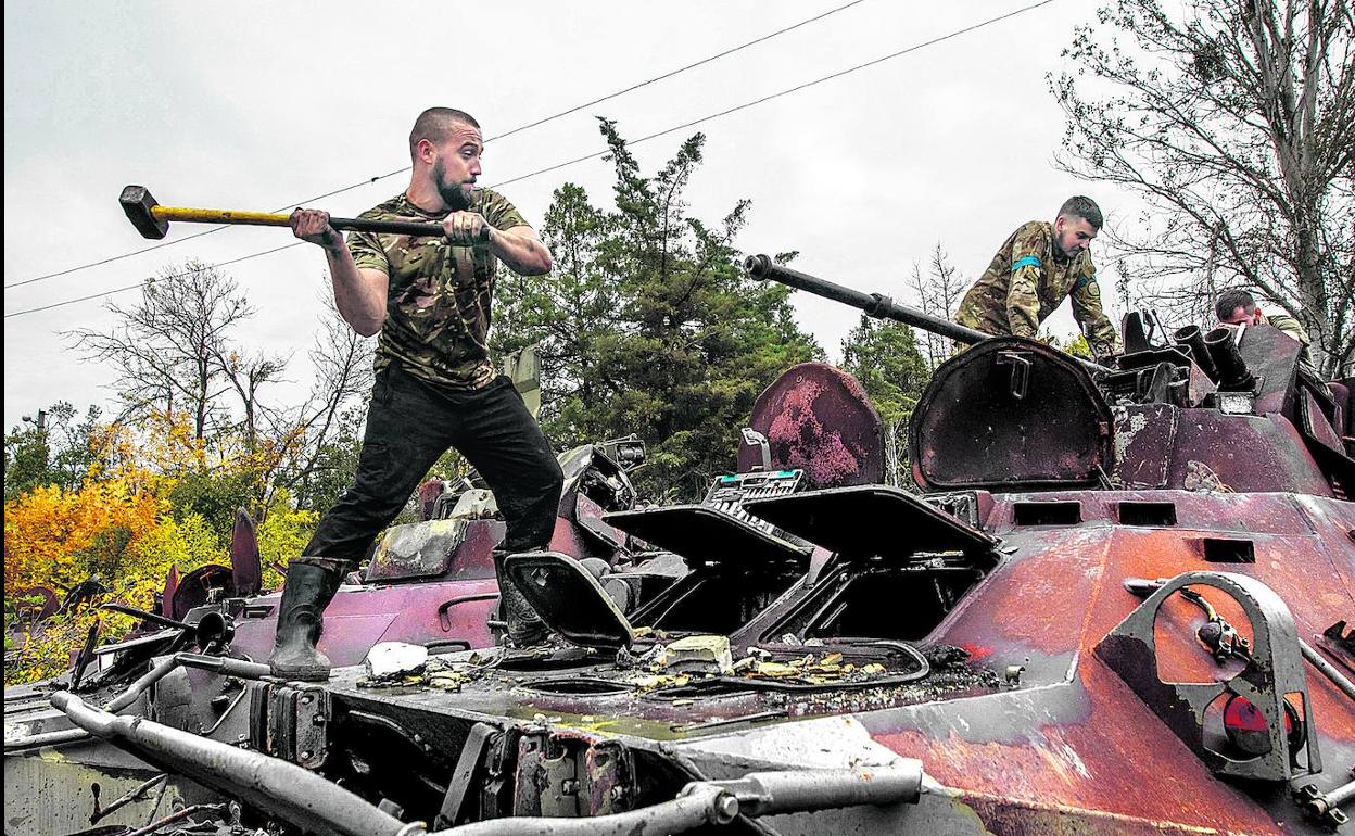 Soldados ucranianos destruyen carros de combate rusos abandonados por los soldados del Kremlin en su huida. 