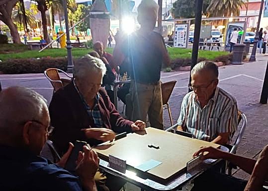 Las linternas de los móviles han permitido seguir jugando en el parque de Santa Catalina. 